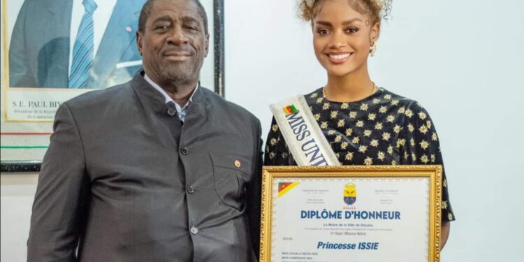 Distinction : Princesse Issie, Miss Cameroun et 12ème à Miss Universe 2023, reçoit des Honneurs du Maire de la Ville de Douala