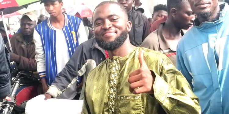 Bop Dylan, Créateur de contenu, offre des bons de Carburant à plus de 100 Moto Taximen à Douala